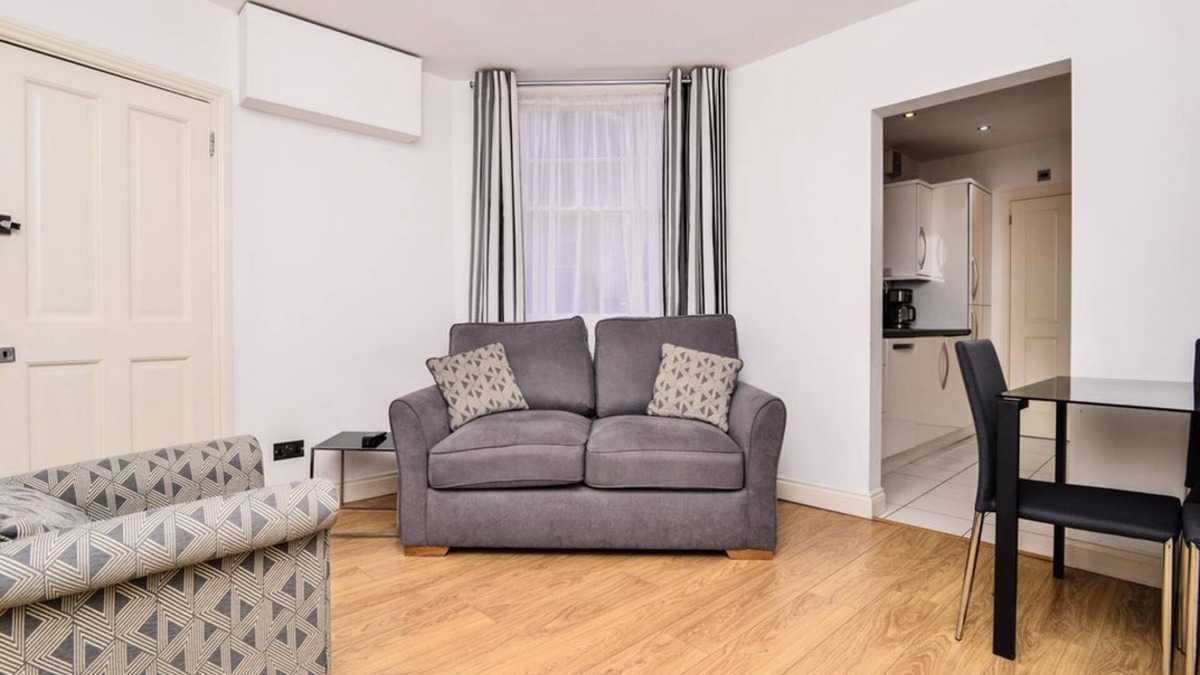 Cathedrals Apartment | Stunning one bedroom period property in fab location nr tube, shops & bars!