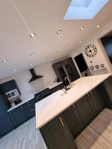 Ponders End House | Stunning Open Plan 3 Bedroom House