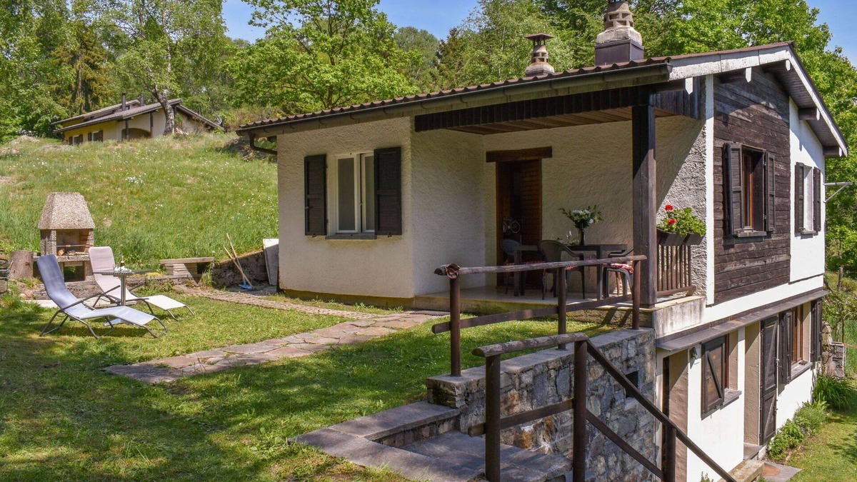 Monteceneri House | Stunning private villa for 5 guests with WIFI, TV, patio, pets allowed and panoramic view