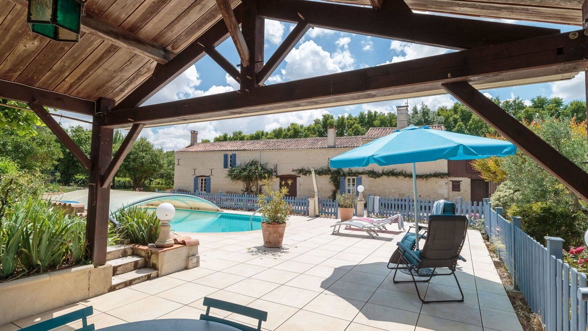 Mauze-sur-le-Mignon House | Stunning private villa for 7 people with private pool, WIFI, TV, terrace and pets allowed