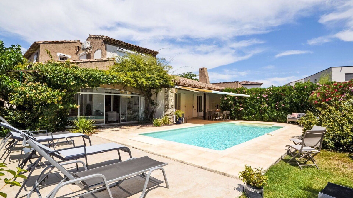 Morieres-les-Avignon Villa | Stunning private villa for 6 people with private pool, A/C, WIFI, TV and terrace