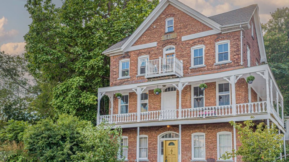Port Ewen Apartment | Stunning, Panoramic Riverview in Victorian Home