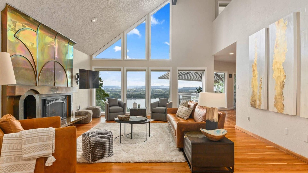 Camas House | Stunning Panoramic River and Mountain Views, Huge Covered Decks, Fire-Pit, Ping Pong, Gym, & More