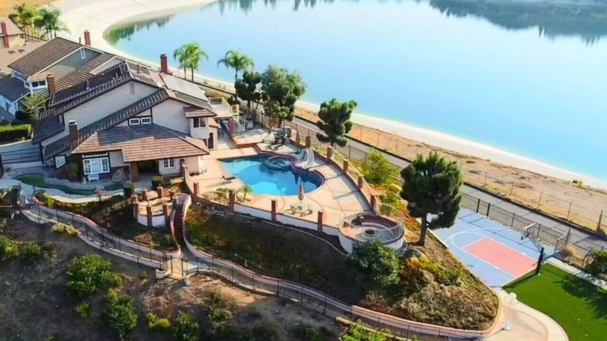Anaheim Hills House | Stunning Panoramic Waterfront Pool Home Escape