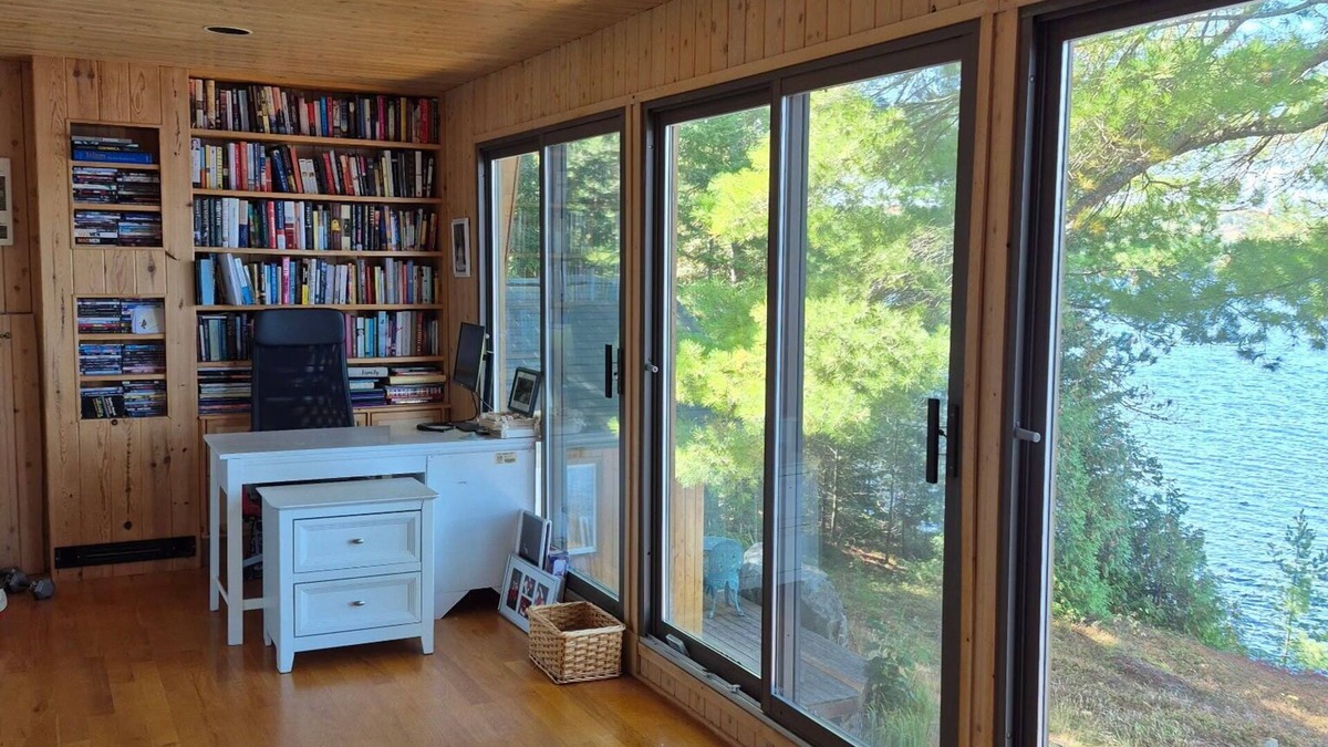 Harcourt House | Stunning, Peaceful, lakefront cottage for 10