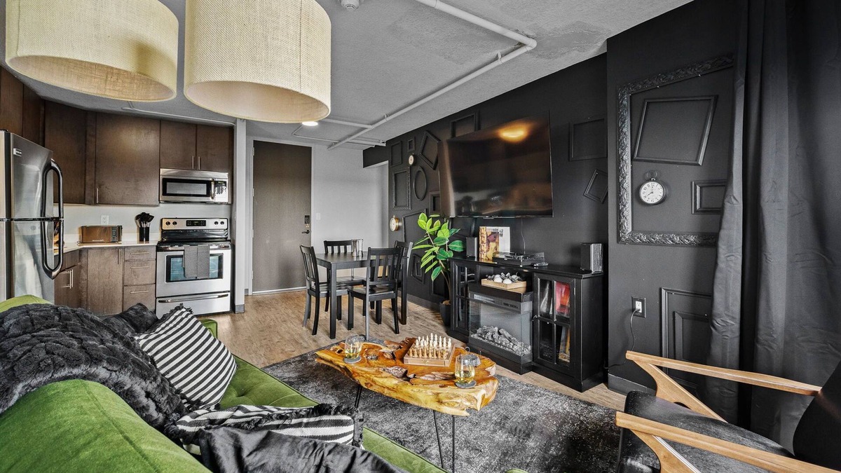 Downtown Des Moines Apartment | Stunning Penthouse - King Bed - City/River View - Corner Unit - Wells Fargo