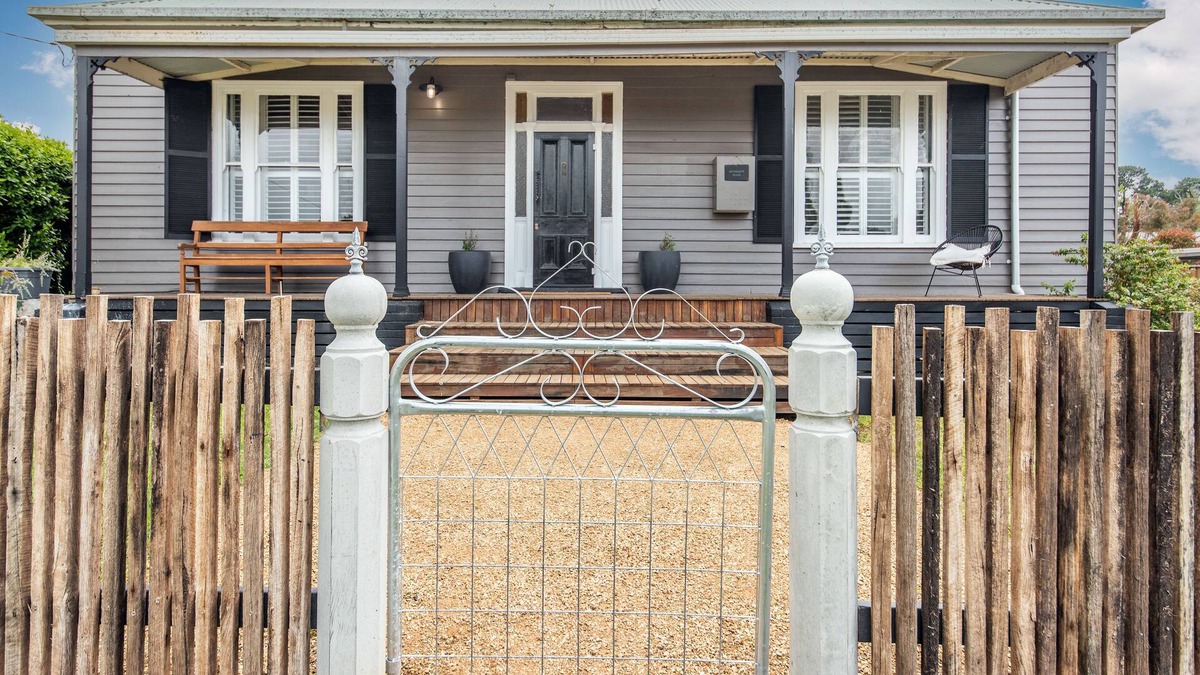 Hamilton House | Stunning period home. Five bedroom in the quiet Alexandra College precinct