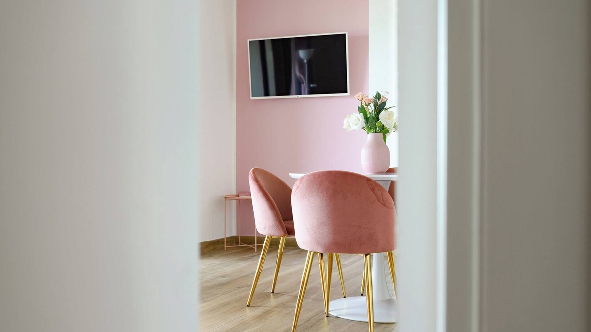 Marta Apartment | Stunning Pink Diamond Lake View Terrace Kitchen TV Wifi