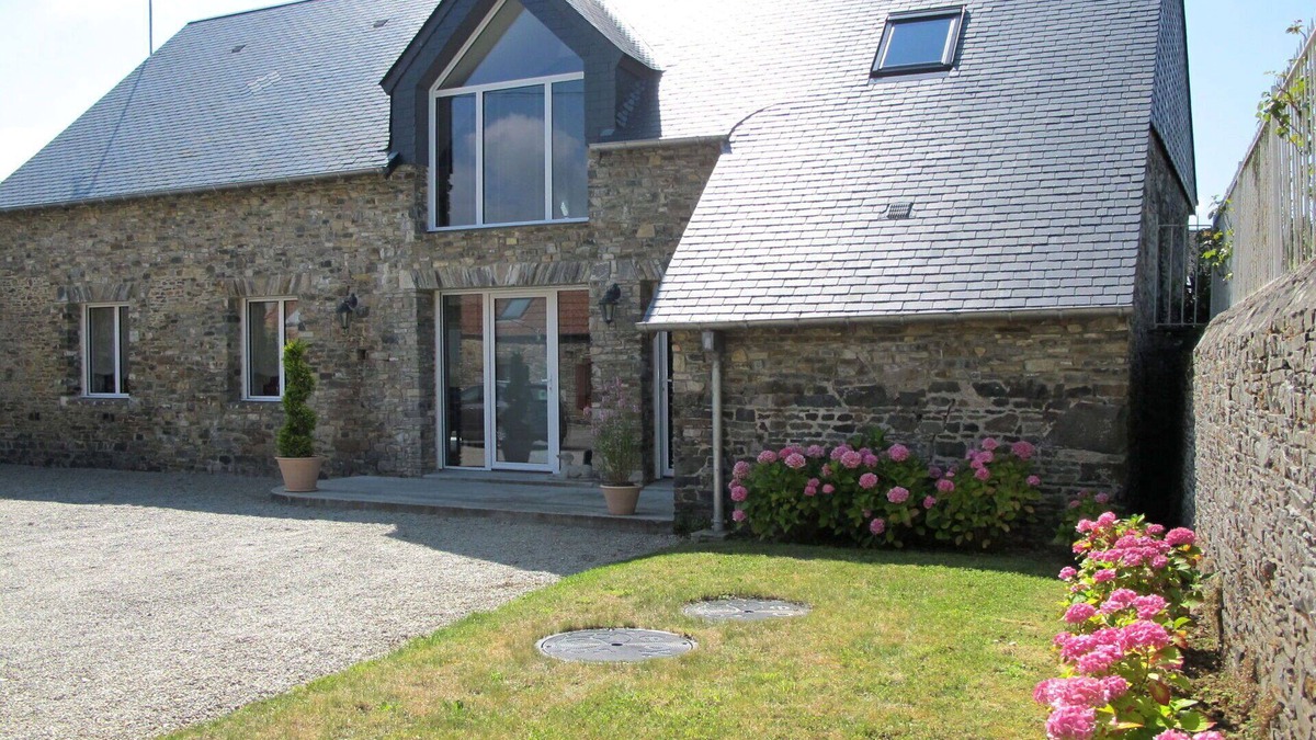 Bretteville-sur-Ay House | Stunning private villa for 6 guests with WIFI, TV, terrace and pets allowed