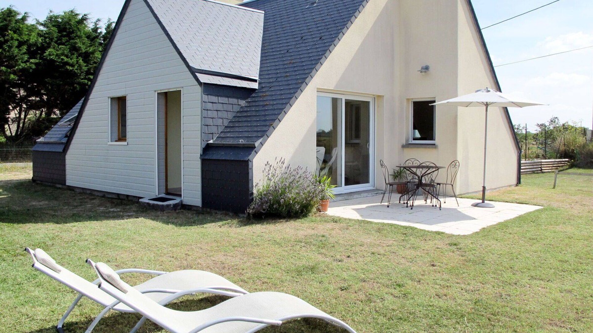 Anneville-sur-Mer House | Stunning private villa for 4 people with TV, terrace and pets allowed