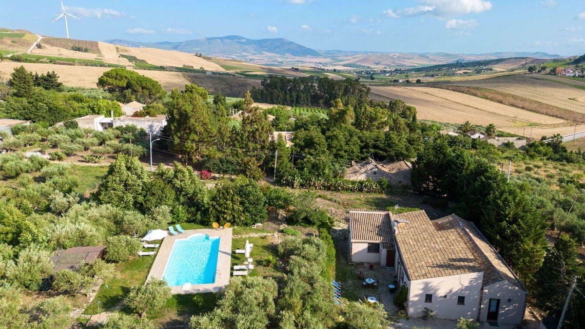 Buseto Palizzolo Villa | Stunning private villa for 10 people with WIFI, private pool, TV, terrace and pets allowed