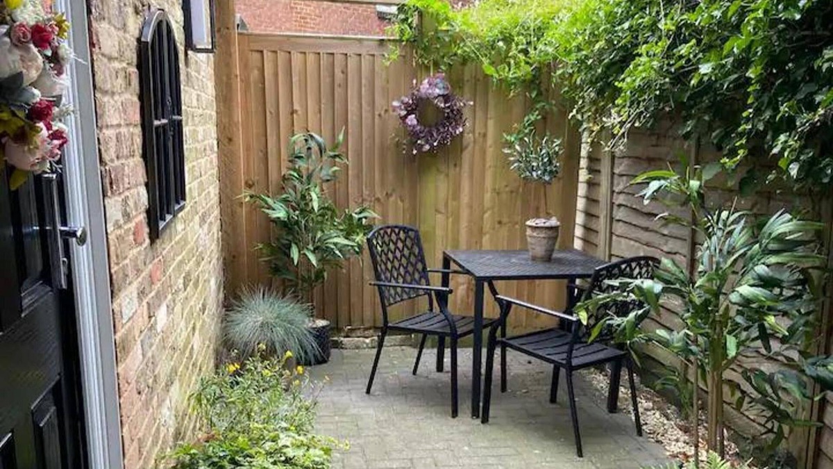 Cobham House | Stunning Private En-suite Studio in Cobham