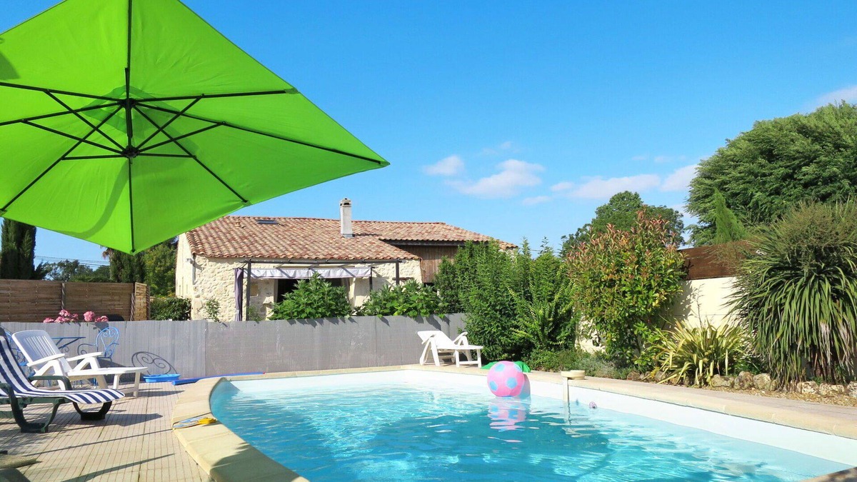 Cissac-Medoc House | Stunning private villa for 5 people with pool, WIFI, TV and terrace