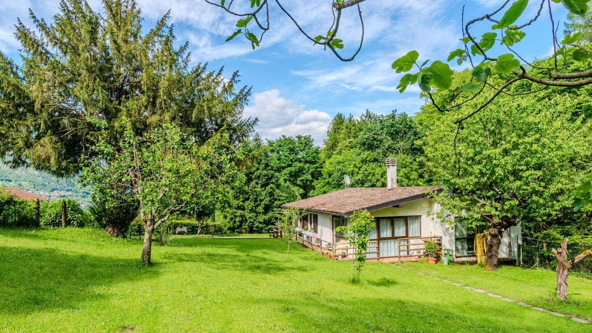Claino Con Osteno House | Stunning private villa for 4 people with WIFI, TV, patio, pets allowed and panoramic view