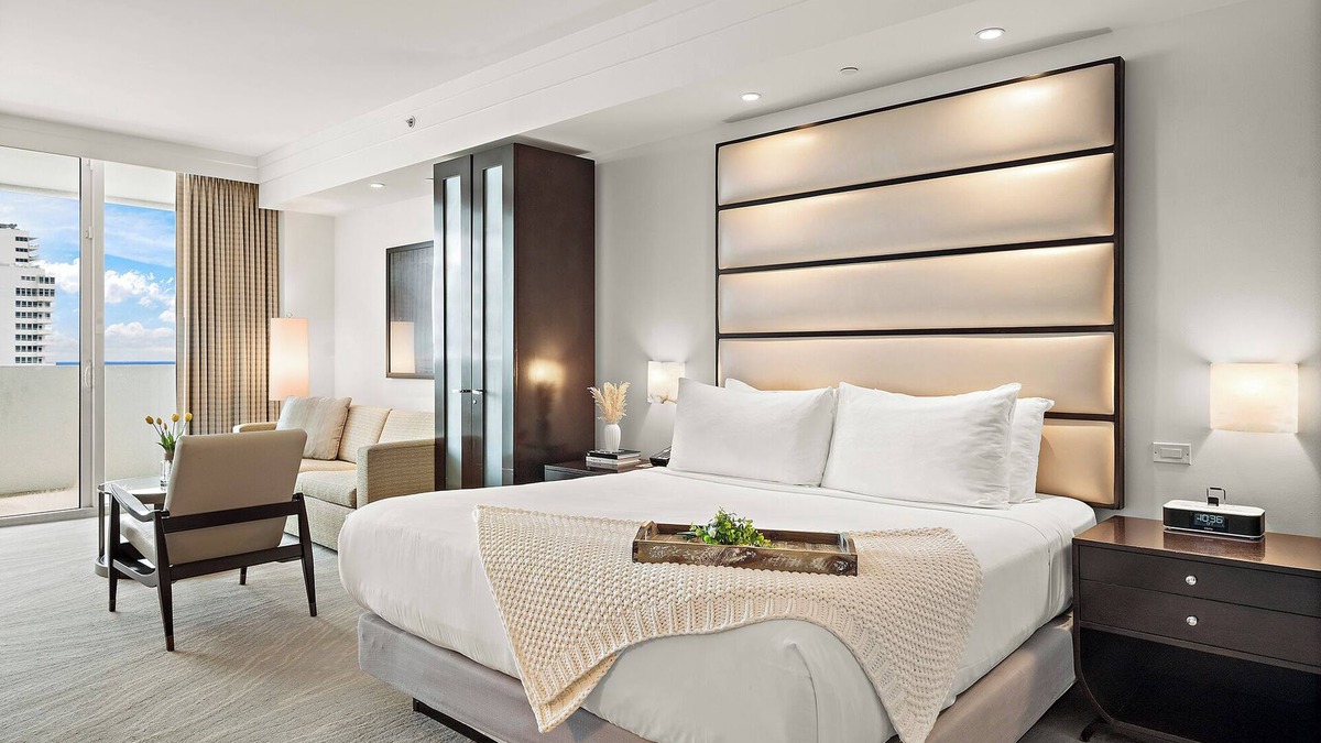 Mid Beach Condo | Stunning Private Studio at Fontainebleau Tresor - 802