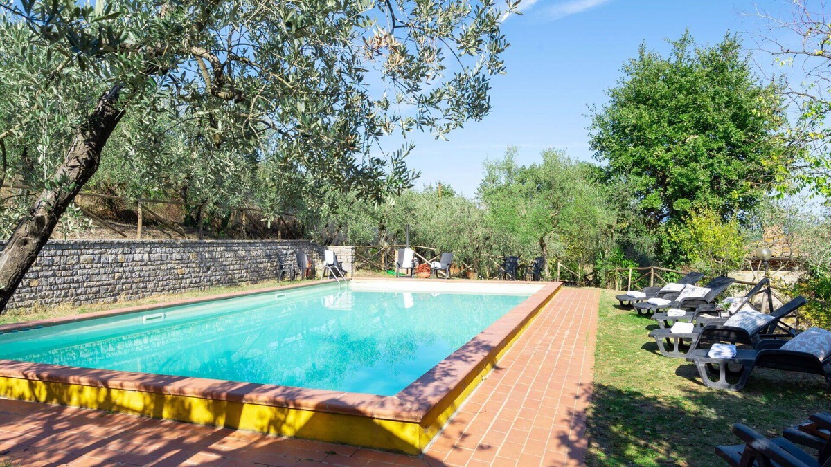 Montevarchi Villa | Stunning private villa with WIFI, private pool, TV, balcony, pets allowed and panoramic view