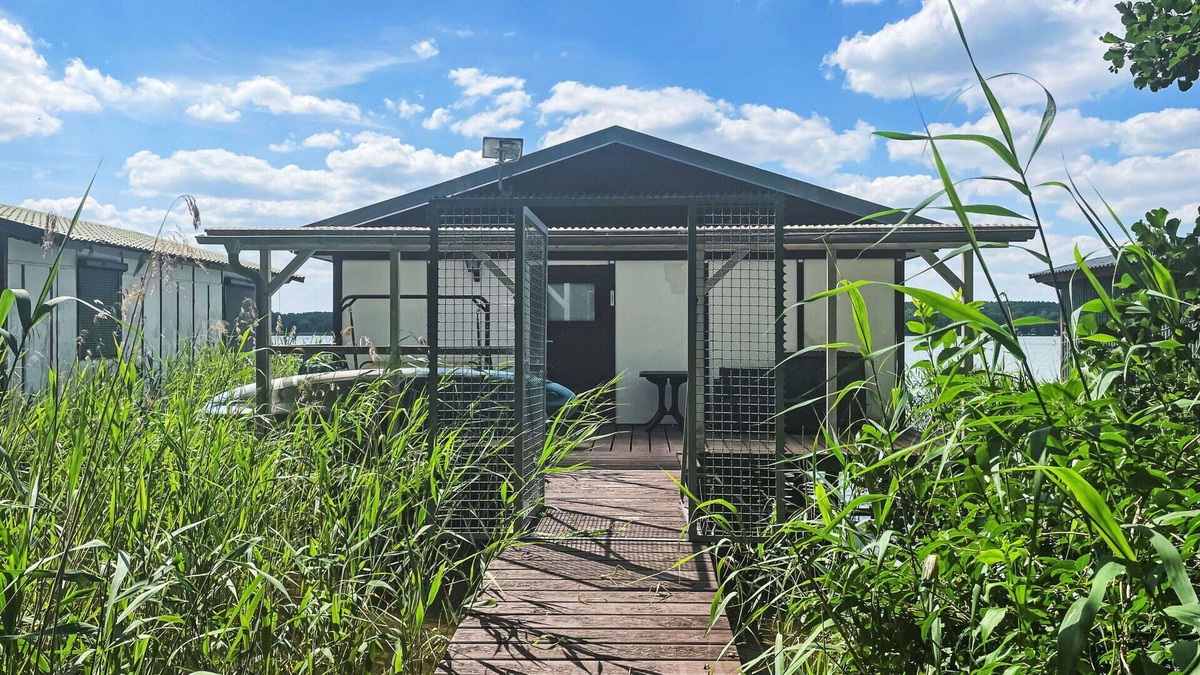 Lindow House | Stunning private villa for 3 people with TV and terrace