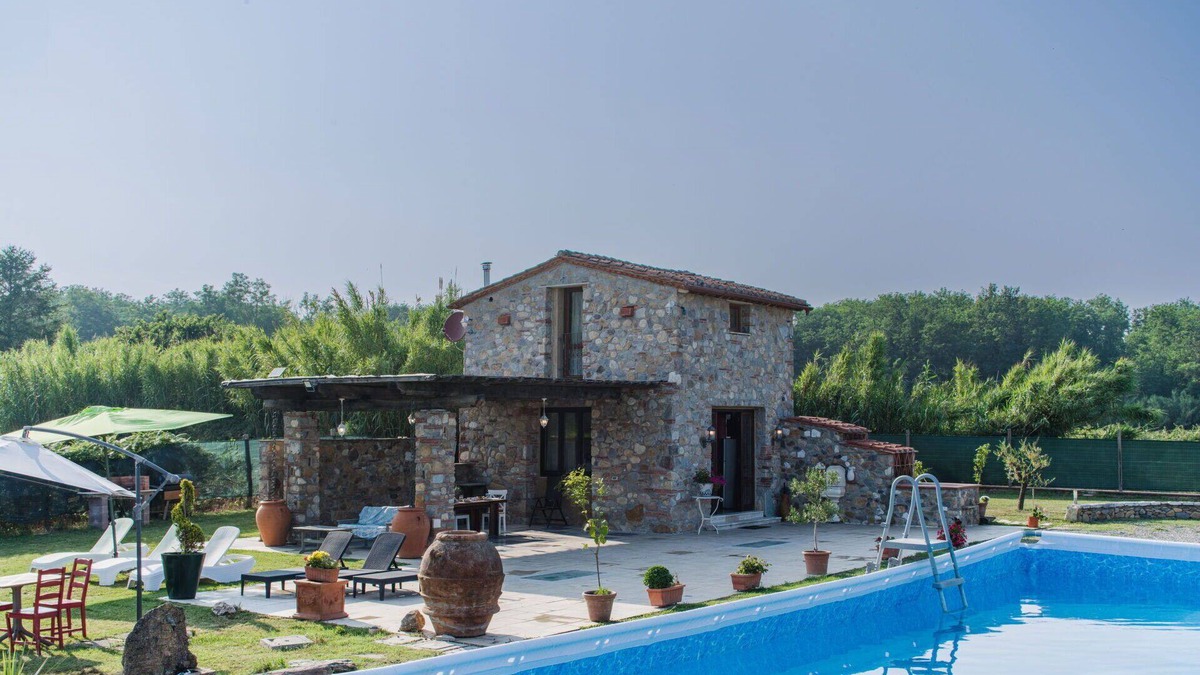 Castelvecchio House | Stunning private villa with WIFI, hot tub, A/C, private pool, TV, terrace and pets allowed
