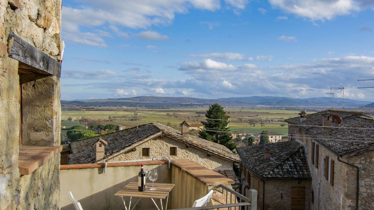 Sovicille House | Stunning private villa for 6 guests with WIFI, TV, terrace, pets allowed and panoramic view