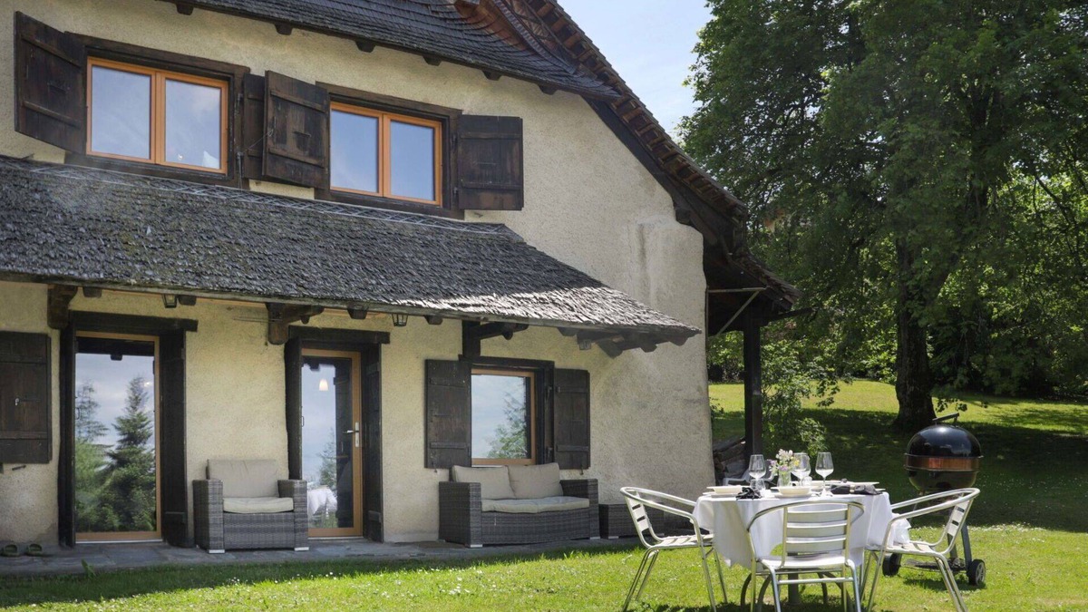 Caux House | Stunning private villa for 5 guests with WIFI, TV, terrace, pets allowed and panoramic view