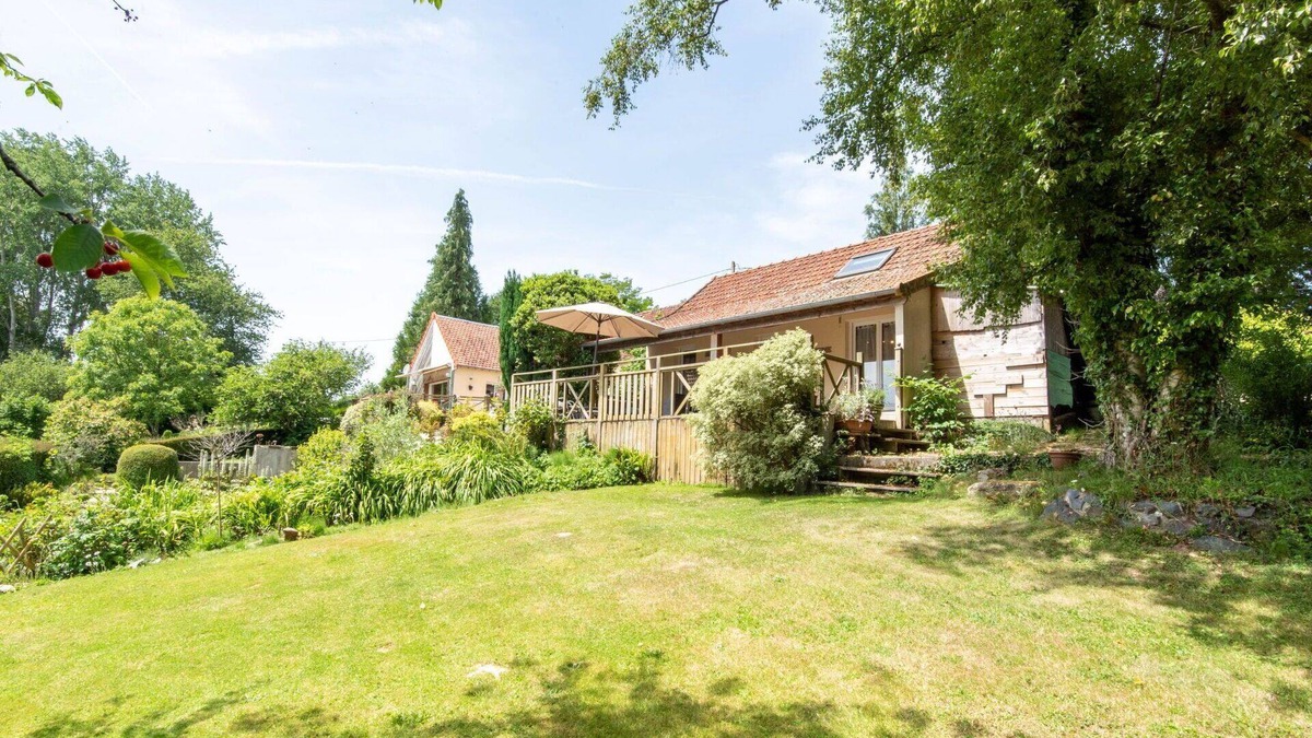 Carentan House | Stunning private villa for 4 people with WIFI, TV, terrace and pets allowed