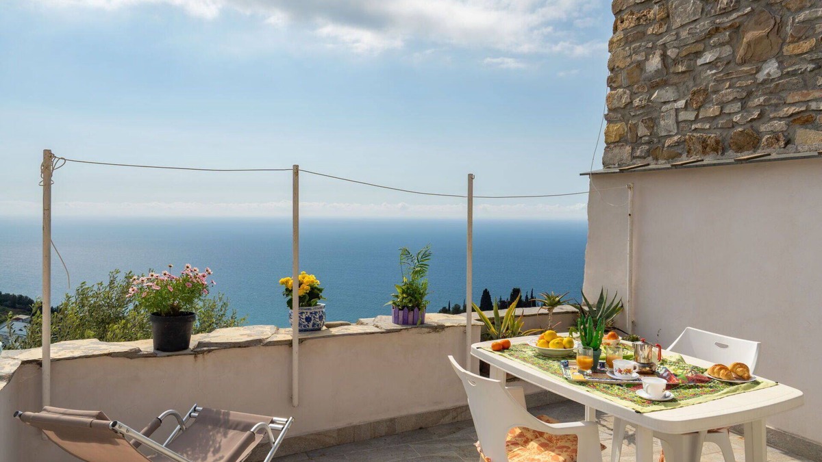 Cipressa House | Stunning private villa for 4 people with WIFI, A/C, TV and terrace