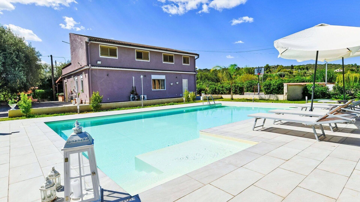 Floridia Villa | Stunning private villa for 6 guests with WIFI, A/C, private pool, TV and patio