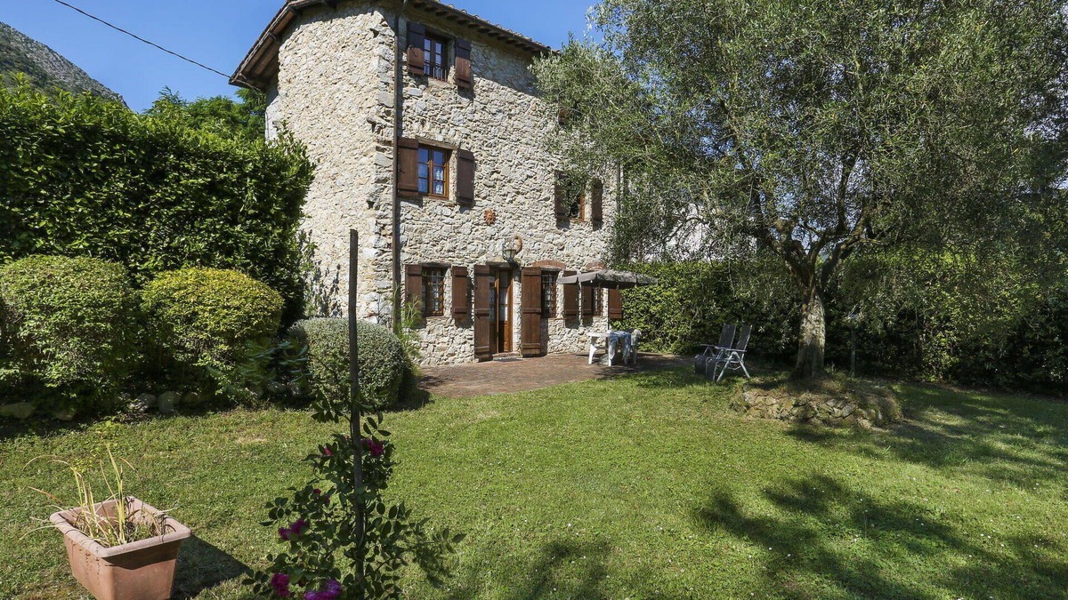 Santa Maria del Giudice Villa | Stunning private villa for 8 guests with WIFI, TV, patio and pets allowed