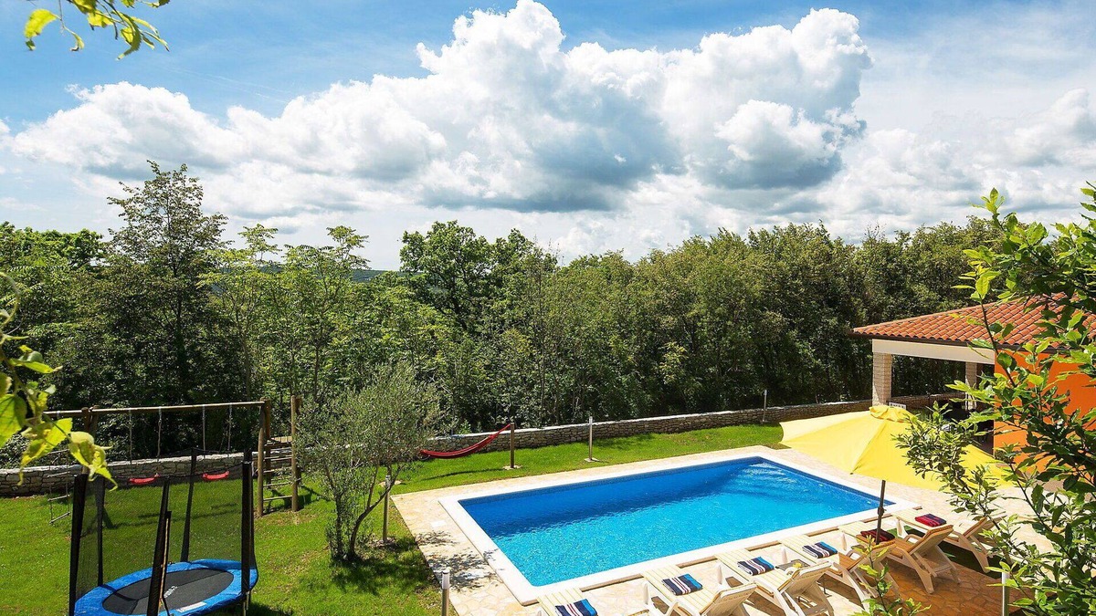 Trget House | Stunning private villa for 8 guests with WIFI, A/C, private pool, TV, terrace and pets allowed