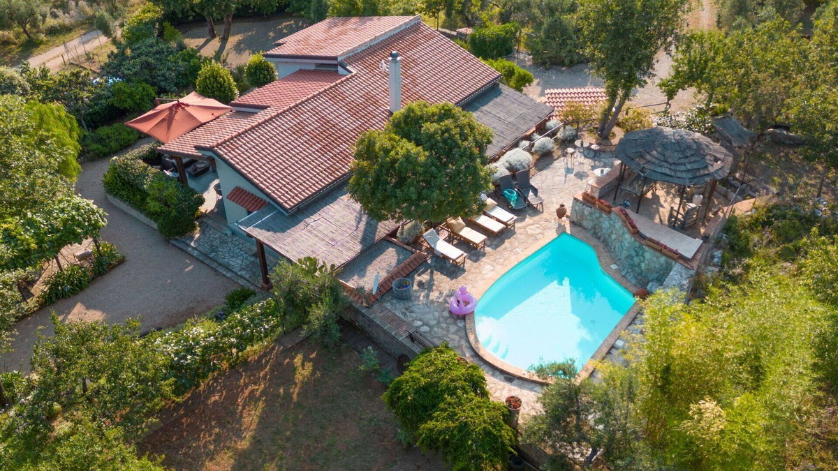 Itri Villa | Stunning private villa for 8 guests with WIFI, private pool, TV, patio, pets allowed and parking