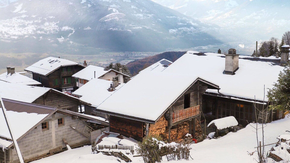 Les Posses-sur-Bex House | Stunning private villa for 11 people with WIFI, terrace and pets allowed