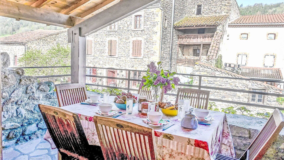 Blassac House | Stunning private villa for 6 guests with WIFI, TV, terrace and pets allowed