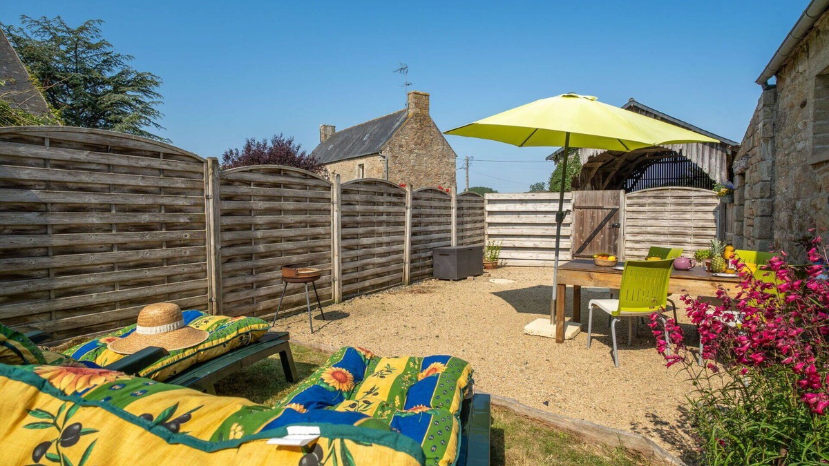 Ploumilliau House | Stunning private villa for 4 people with WIFI, TV, patio and pets allowed
