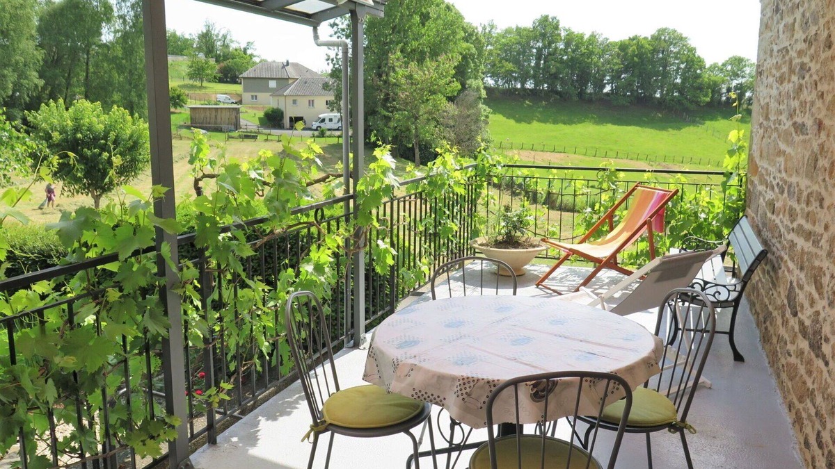 Lascaux Villa | Stunning private villa for 4 guests with TV, terrace, pets allowed and panoramic view
