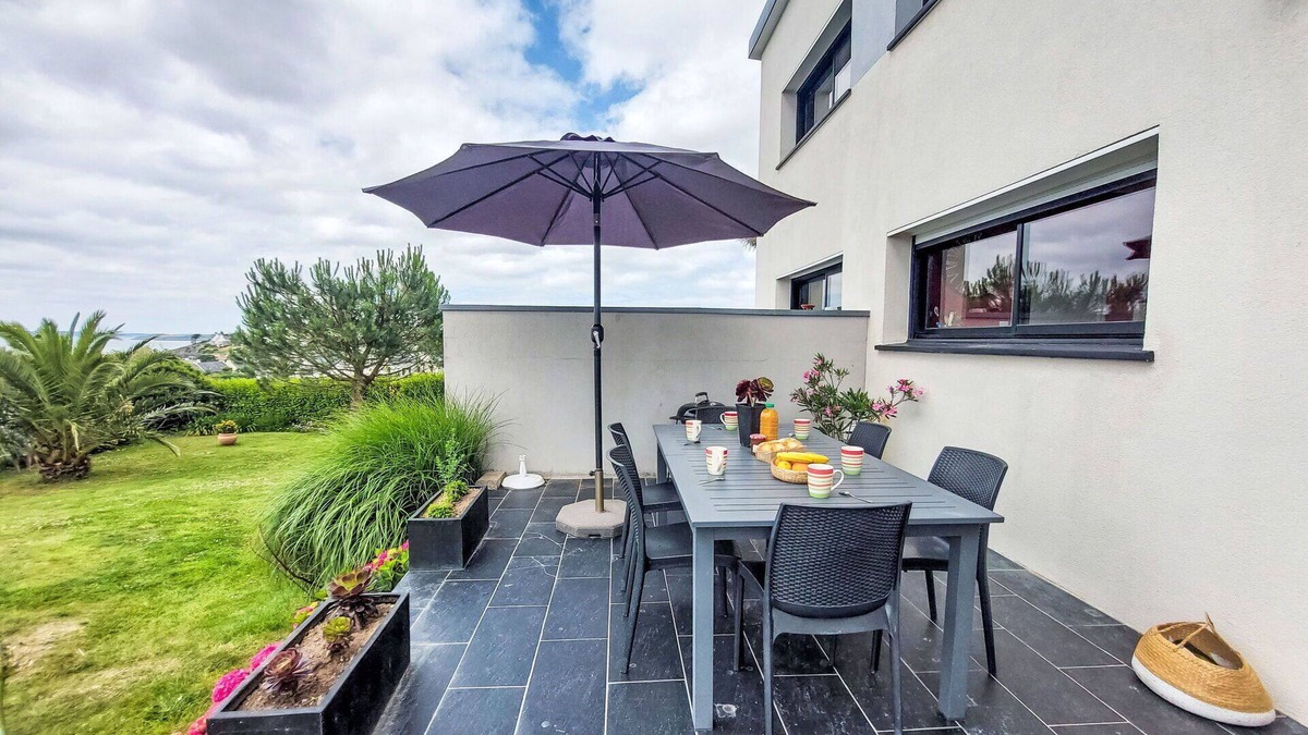 Saint-Nic House | Stunning private villa for 6 guests with WIFI, TV, terrace and pets allowed