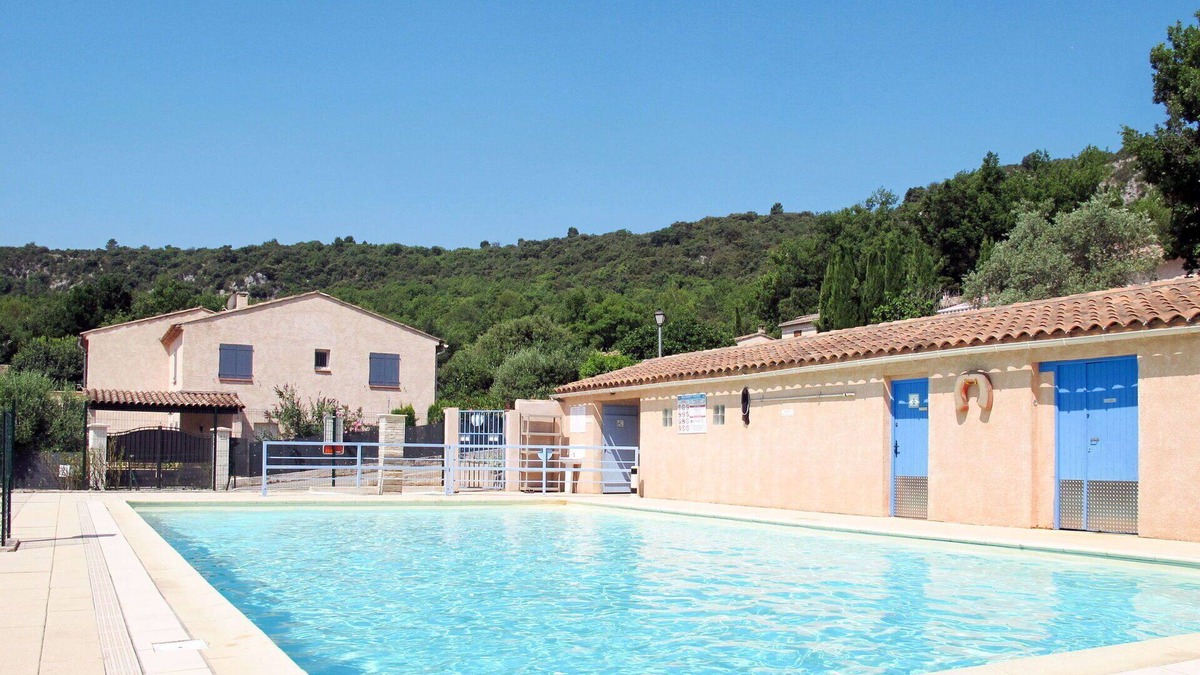 Quinson House | Stunning private villa for 4 guests with pool, TV and terrace