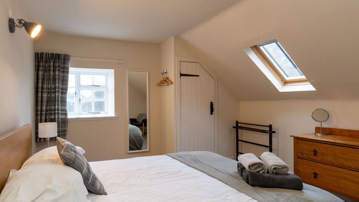 Alvie House | Stunning private villa for 8 people with WIFI, TV, patio and pets allowed