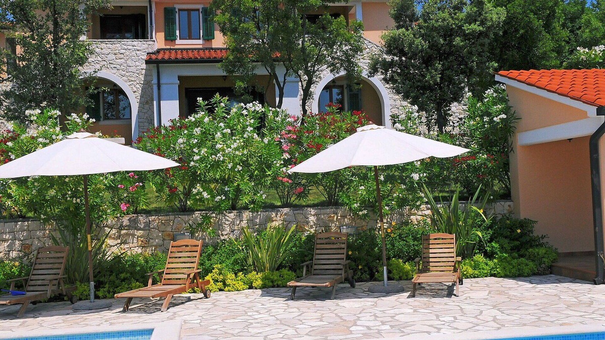 Diminici Villa | Stunning private villa for 10 people with WIFI, A/C, pool, TV and terrace
