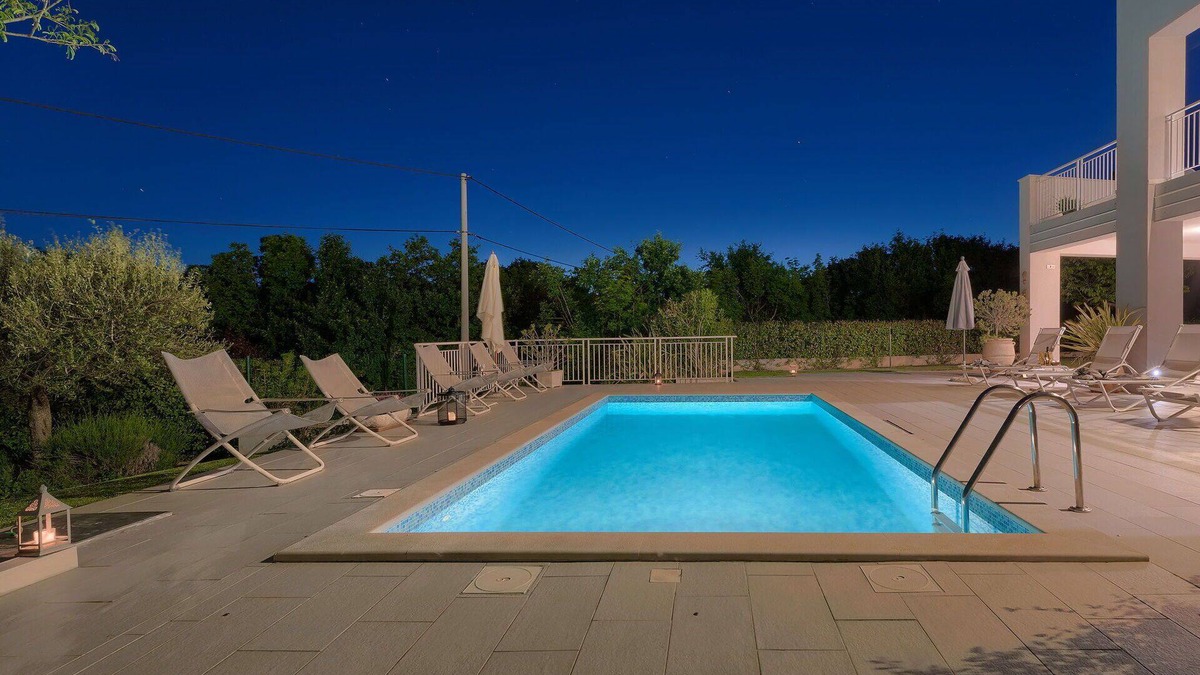 Stanisovi Villa | Stunning private villa with WIFI, private pool, A/C, TV, terrace, pets allowed and panoramic view