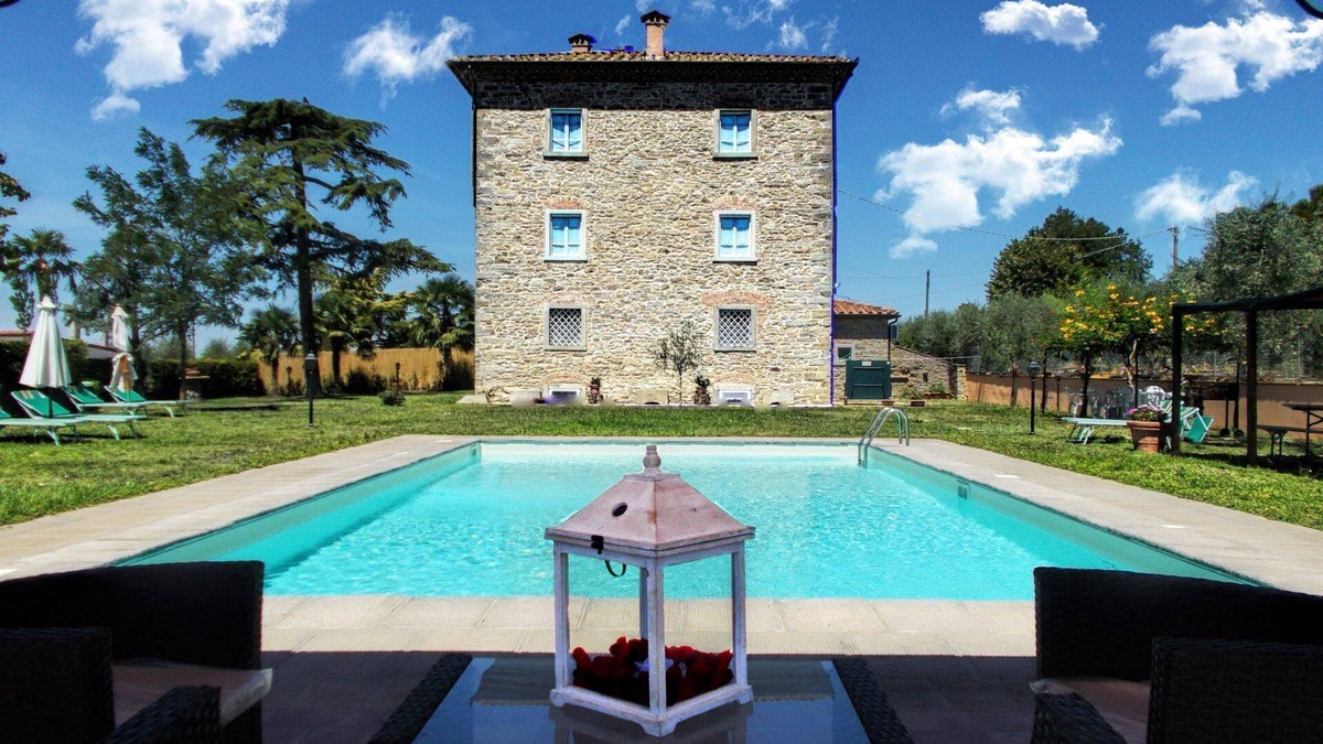 Cortona Villa | Stunning private villa for 20 guests with private pool, WIFI, A/C, TV, veranda and pets allowed