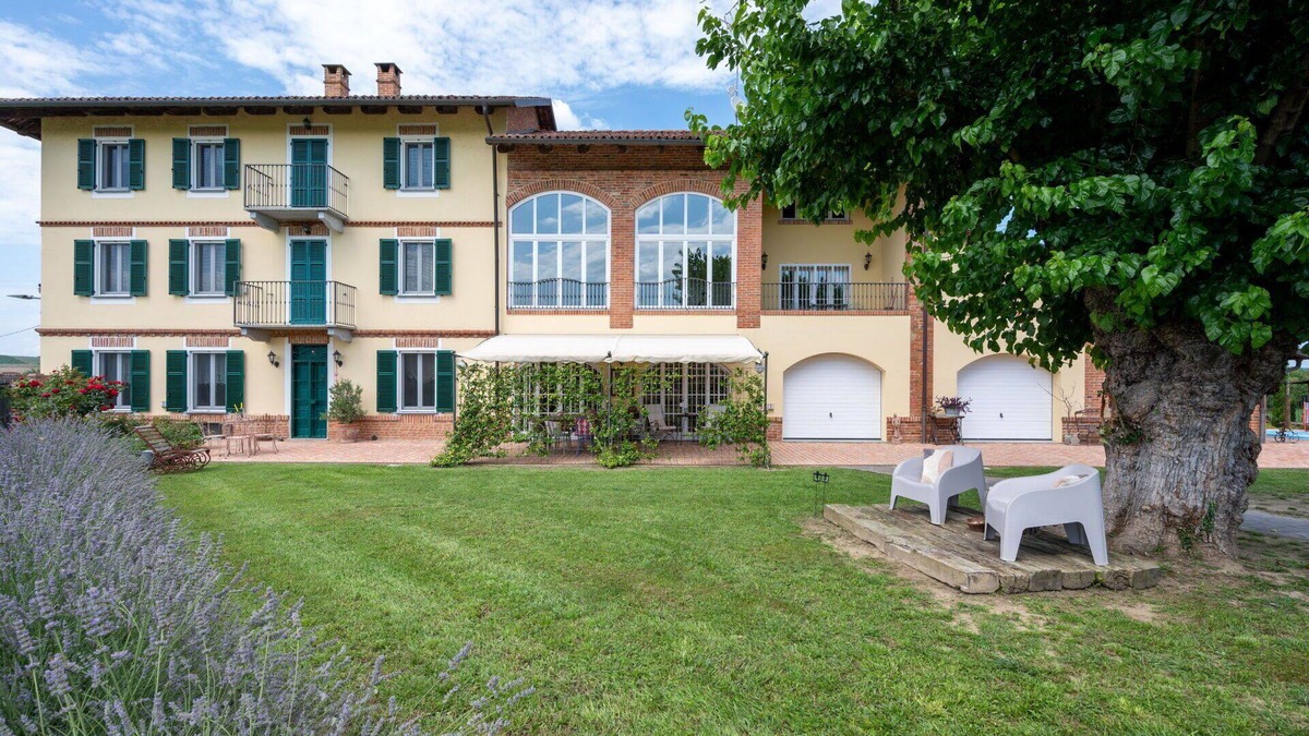Castell'Alfero House | Stunning private villa for 9 people with WIFI, hot tub, TV, patio, pets allowed and panoramic view