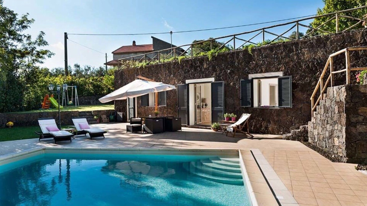 Ragalna House | Stunning private villa for 4 guests with A/C, WIFI, private pool, TV and terrace