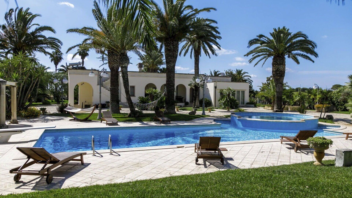 Nardo Villa | Stunning private villa with WIFI, A/C, private pool, hot tub, TV, patio and pets allowed
