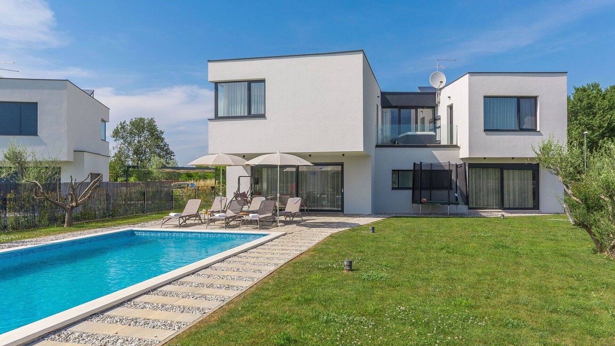 Novigrad Villa | Stunning private villa with WIFI, A/C, private pool, hot tub, TV, patio, panoramic view, parking