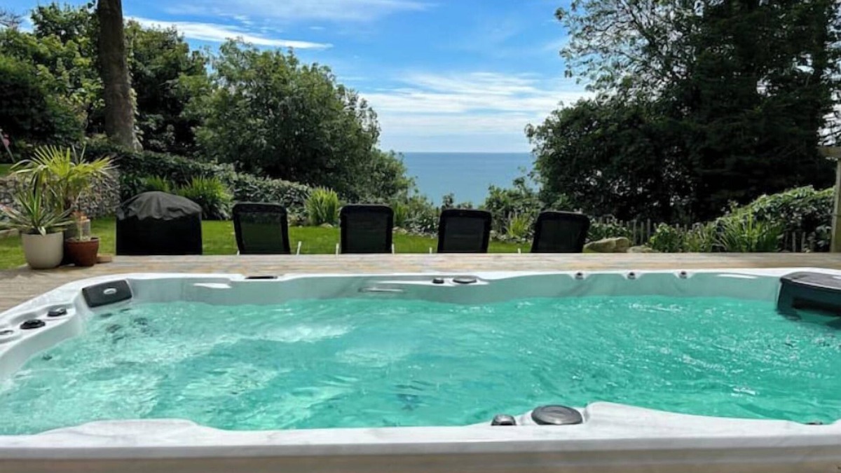 Niton House | Stunning property with sea views and swimspa