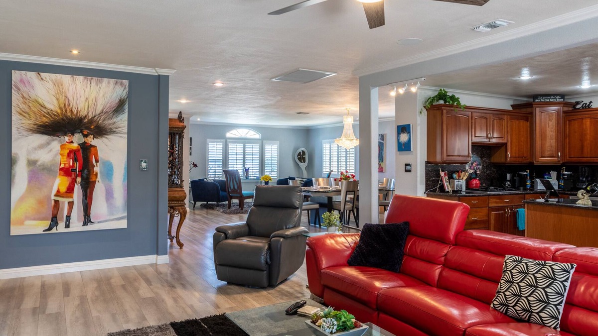 Ladera Heights House | Stunning, Quiet Pvt Luxe Home-Modern Vibe-King Bed, Jacuzzi, Fire Pit, BBQ, More