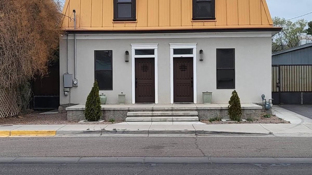 Tyrone House | Stunning remodeled 1900's adobe home in the center of the historic district