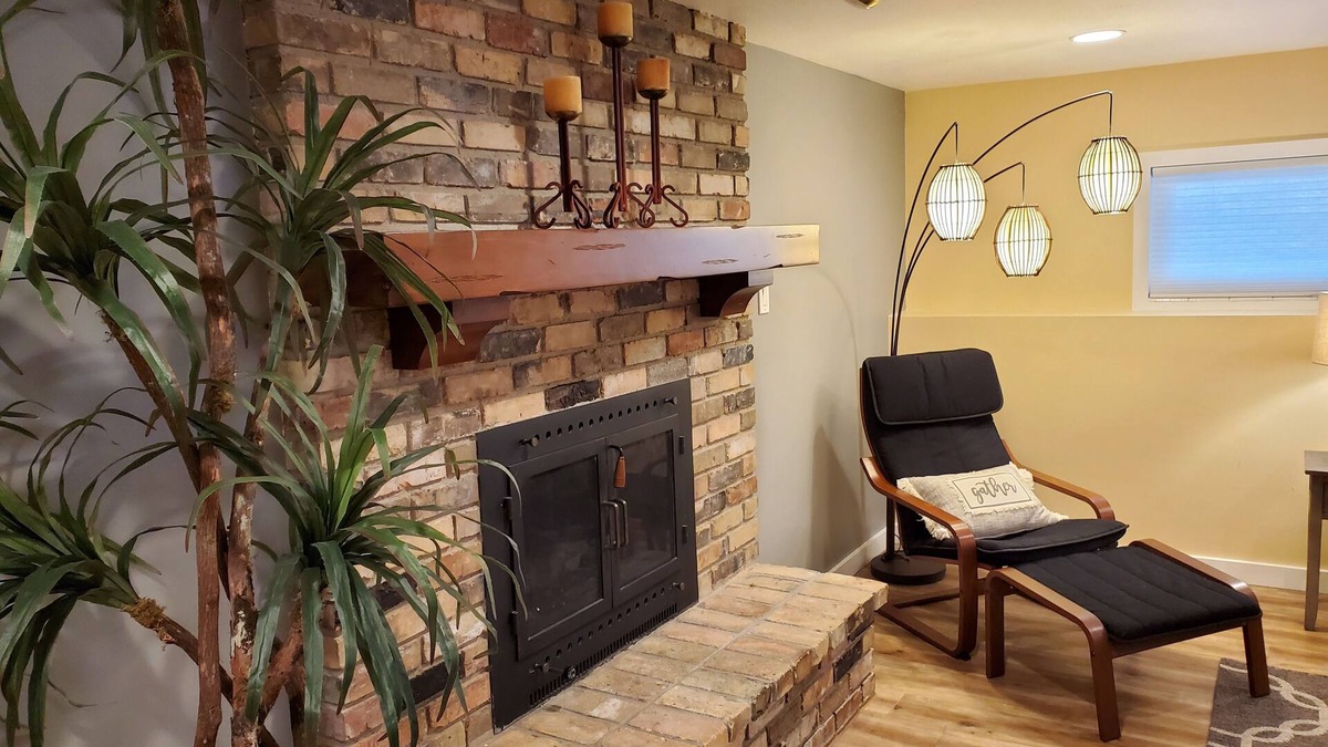 Sandy House | Stunning Retreat & Mountain Views from Hot Tub! Five min to base of ski canyons!