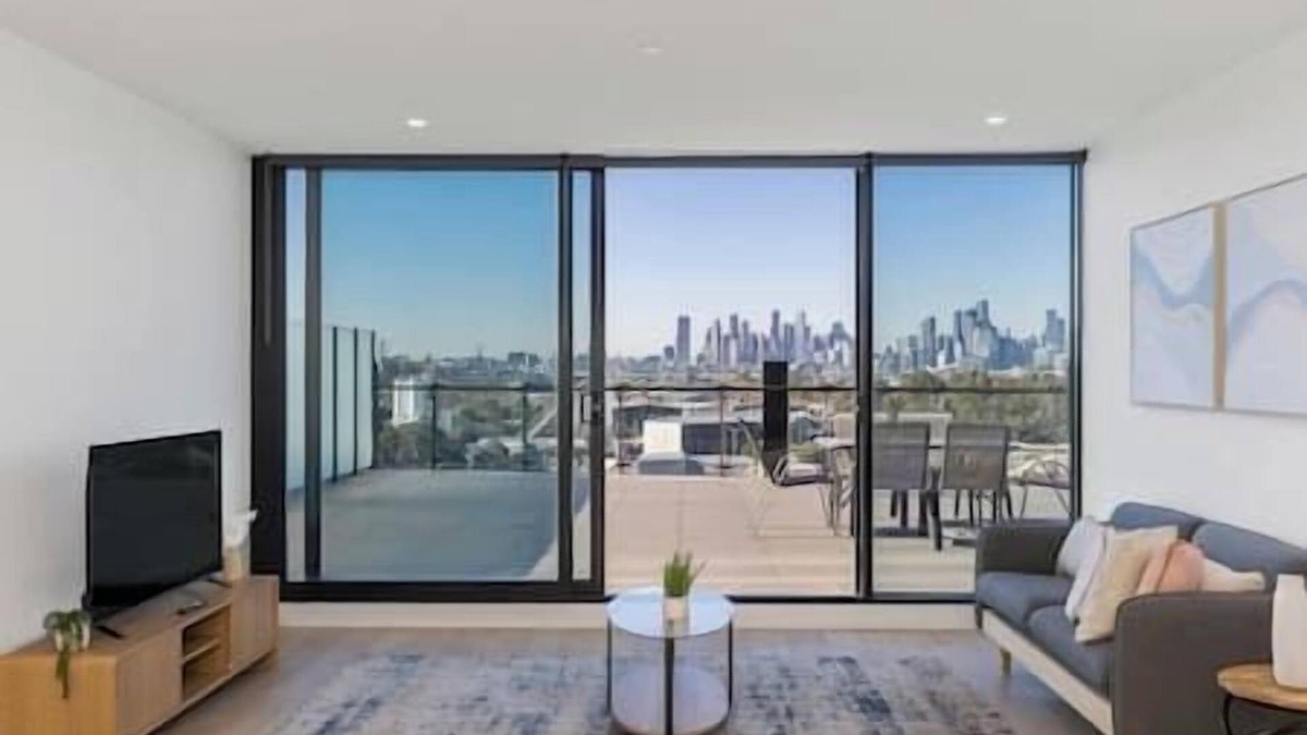 Footscray Apartment | Stunning River & City Views + Huge Balcony!