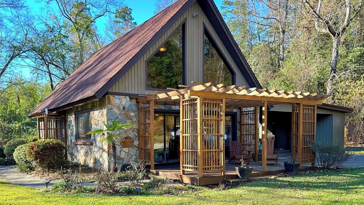 Tamassee Cottage | Stunning River-Side Cottage with Fire Pit!